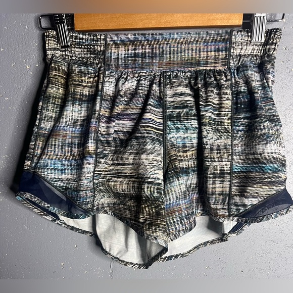 LULULEMON- Hotty Hot Short Long 4" Peloton Digital Oasis Grey Multi True Navy. 6 - Picture 3 of 8